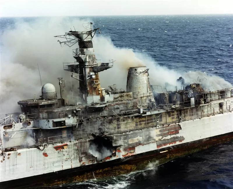 Потеря корабля вмф. Британским эсминцем «Шеффилд». Эсминец Шеффилд Фолкленды. Эсминец Шеффилд 1982. Британские эсминец уро «Шеффилд».
