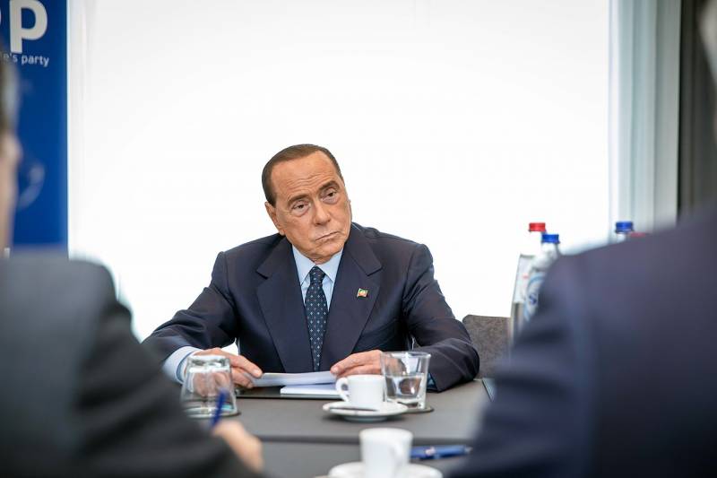 L'ex primo ministro italiano Berlusconi: "Valuto molto negativamente le azioni di Zelensky"