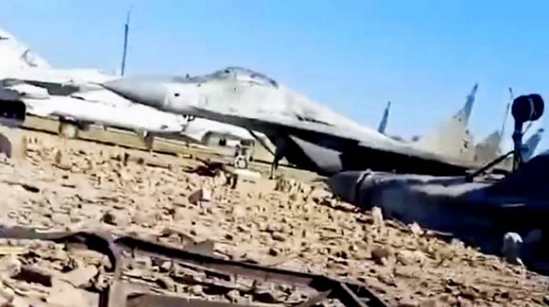 Combattenti e bombardieri invertiti: vengono mostrate le conseguenze di un attacco aereo sull'aerodromo delle forze armate ucraine nella fase iniziale del NWO