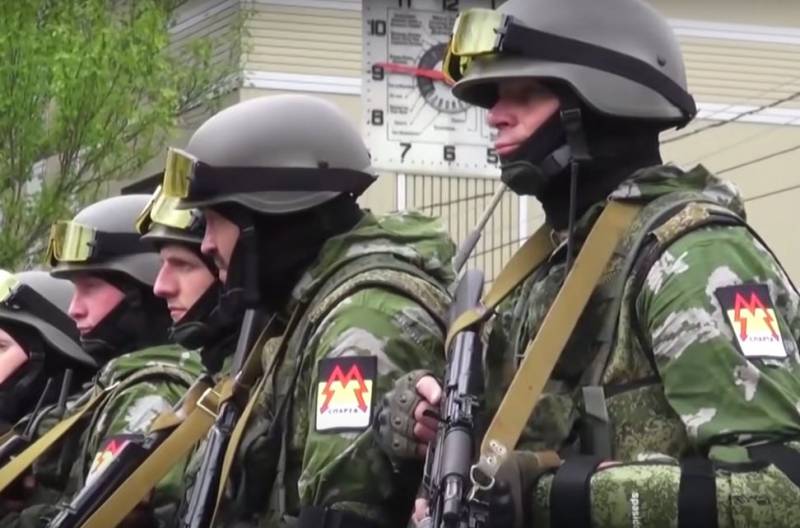 Il corrispondente militare ha parlato della difficile integrazione della milizia popolare del Donbass nelle forze armate russe