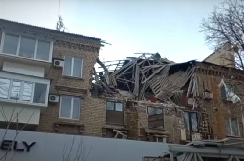 यूक्रेन के सशस्त्र बलों की गोलाबारी के बाद डोनेट्स्क में एक अपार्टमेंट इमारत की छत ढह गई