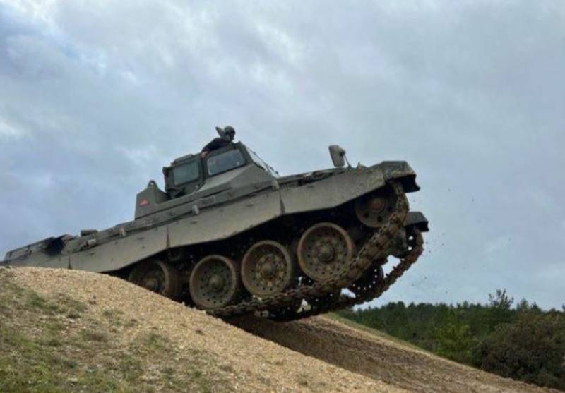 O Ministério da Defesa britânico publicou imagens do treinamento de tripulações ucranianas de tanques Challenger 2