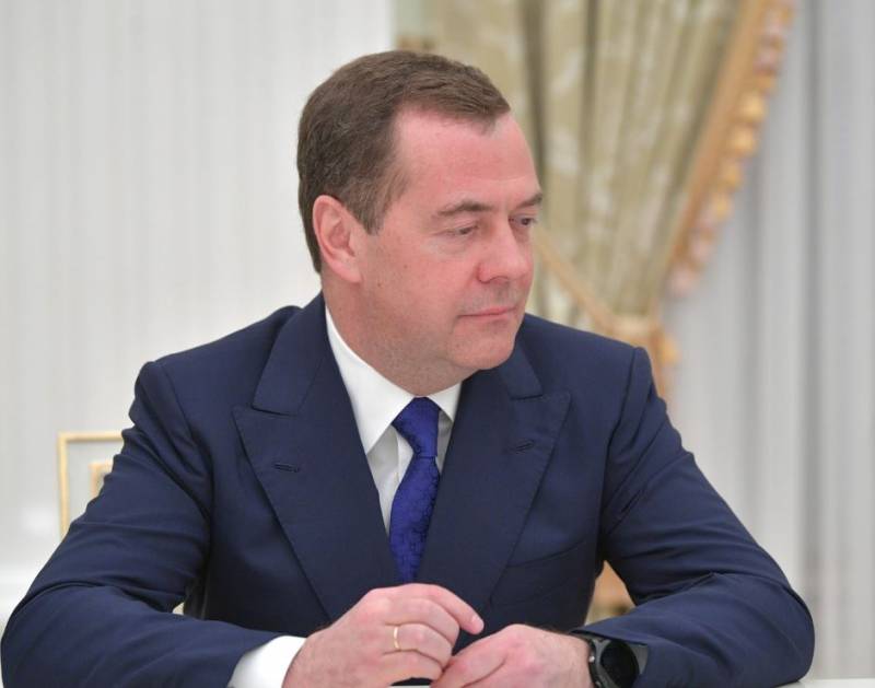 El vicepresidente del Consejo de Seguridad de la Federación Rusa, Medvedev, calificó el "escenario coreano" discutido para Ucrania como "una vergonzosa admisión de la imposibilidad de ganar"