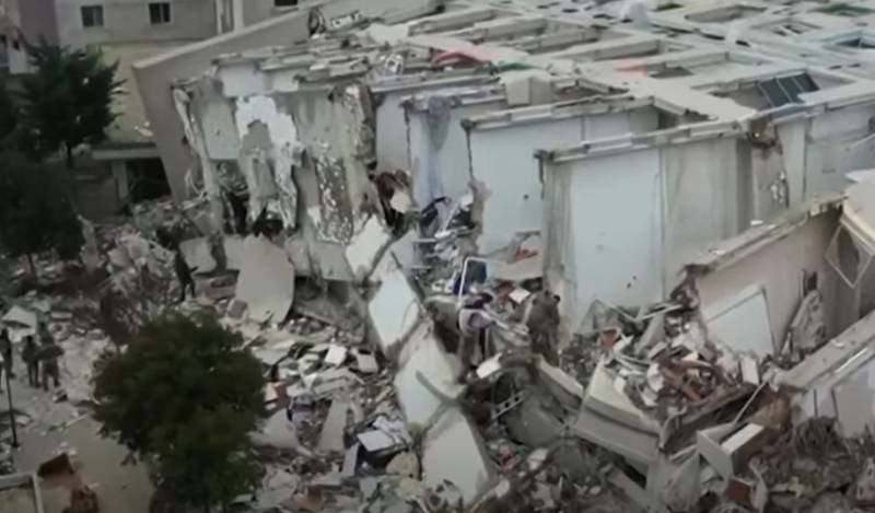 Revista Charlie Hebdo decidiu zombar do terremoto na Turquia