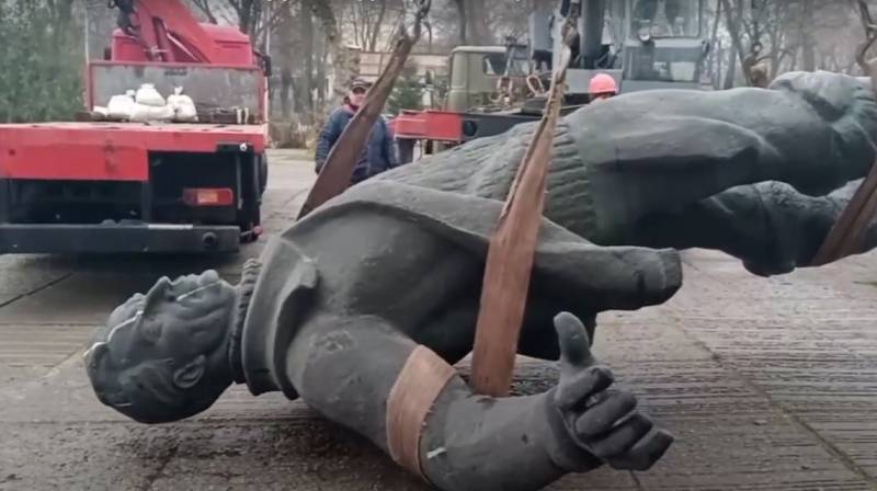 La démolition du monument au pilote Valery Chkalov a commencé à Kyiv