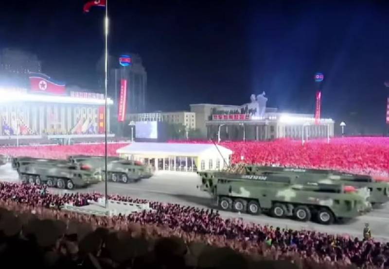 Noord-Korea organiseert een nachtparade ter ere van de 75e verjaardag van de oprichting van het Koreaanse Volksleger
