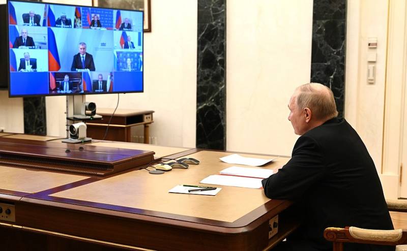 Il servizio stampa del Cremlino ha nominato alcuni argomenti della riunione operativa del presidente con i membri del Consiglio di sicurezza