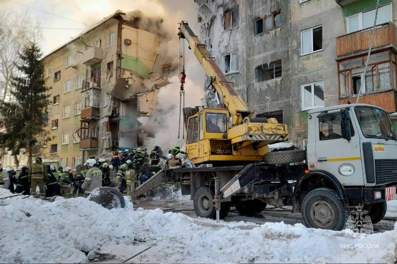 In Nowosibirsk kam es in einem Wohnhaus zu einer Gasexplosion, der Eingang stürzte ein
