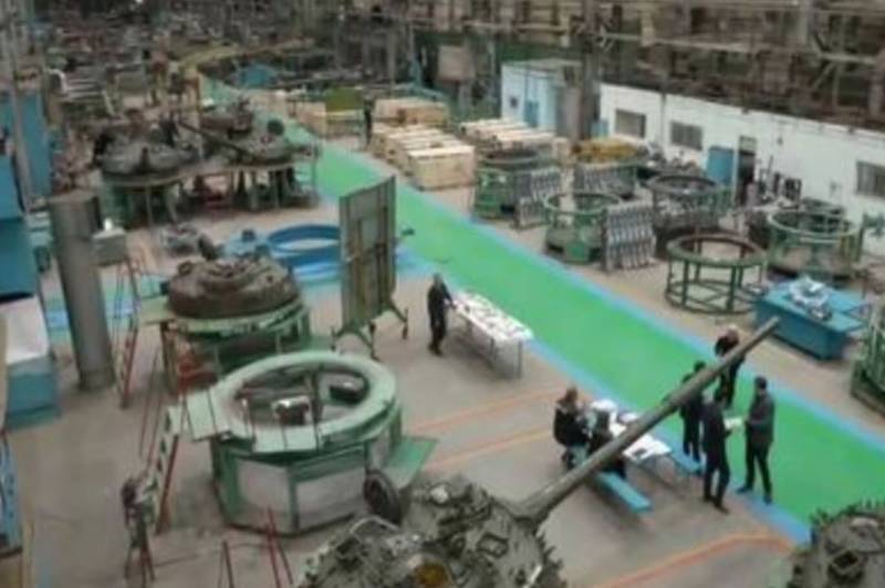 Vicevoorzitter van de Veiligheidsraad Medvedev kondigde de productie en modernisering van duizenden tanks in Rusland aan