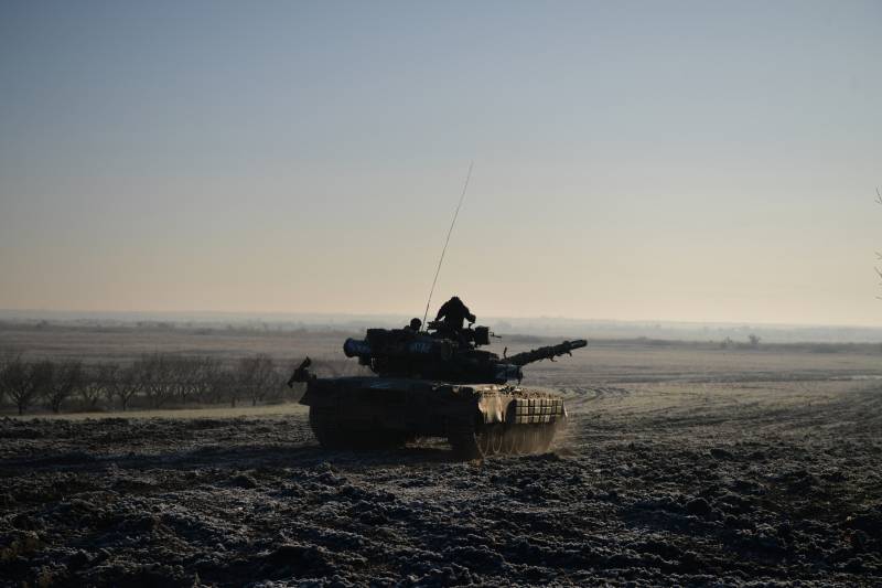 रूसी सैनिक उगलेदार के पास प्रीचिस्टोवका की ओर बढ़ते हैं