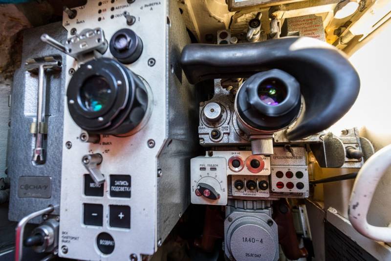 در سمت چپ - منظره "Sosna-U" با چشمی کانال نوری. در سمت راست یک دوربین اپتیکال استاندارد 1A40 قرار دارد. در زیر چشمی و پانل کنترل می توانید کنترل هر دو مناظر را مشاهده کنید - همان "cheburashka"