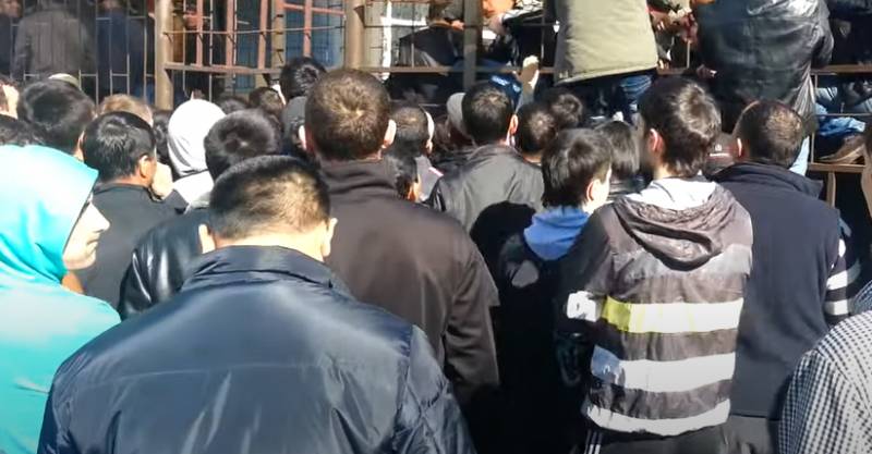 В Киеве угрожают мигрантам из Средней Азии уголовной ответственностью за посещение подконтрольных России территорий