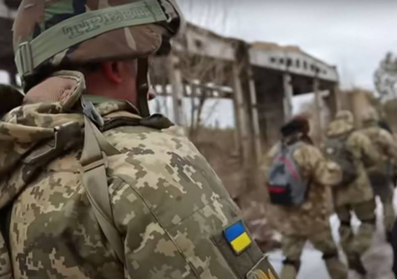 在训练期间，动员起来的乌克兰人没有使用机关枪，而是获得了树枝