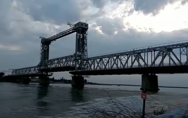 Det fanns uttalanden om restaureringen av en bro som sprängdes av en marin drönare i Zatoka nära Odessa