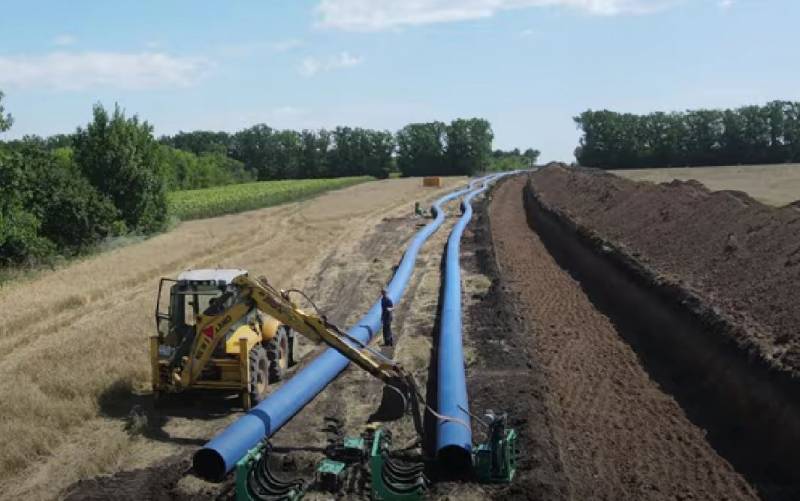 A fábrica de Khartsizsky concluiu a fabricação de tubos para o conduto de água em construção por construtores militares no Donbass