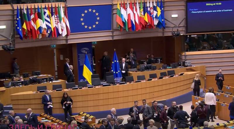 欧州議会の決議は、「勝利」までロシアとの戦いを続けるようキエフ当局に呼びかけるものです。