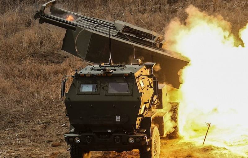 민간인 교통을 차단하지 않고 바쁜 고속도로에서 HIMARS MLRS의 우크라이나 군 화재