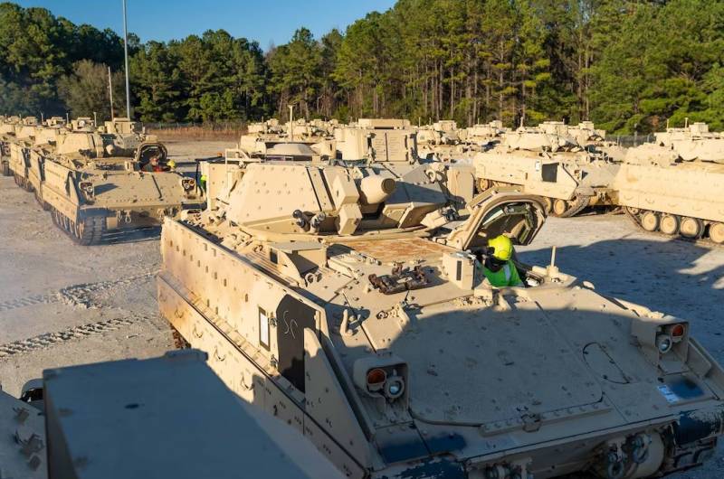 Meer dan 600 militairen van de strijdkrachten van Oekraïne voltooiden de training op de Bradley BMP op de Amerikaanse legerbasis in Duitsland