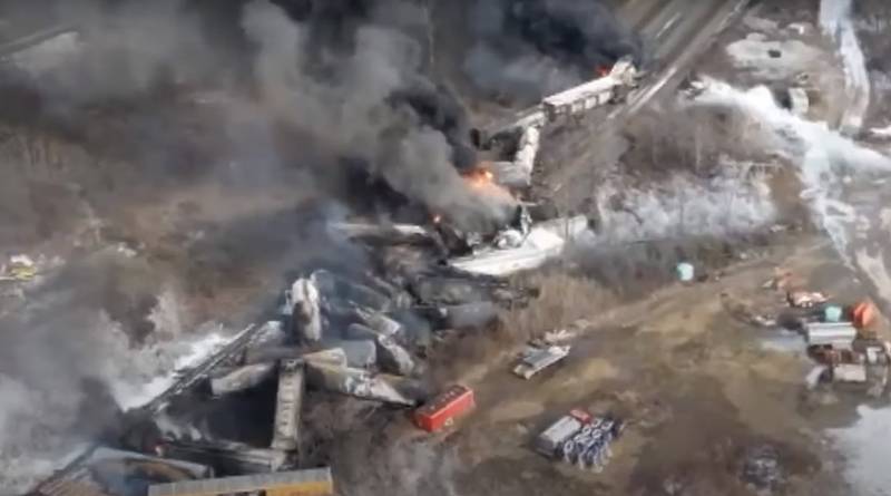 Ecologiști americani: Orașul în care trenul s-a prăbușit cu substanțe chimice, rămâne de nelocuit