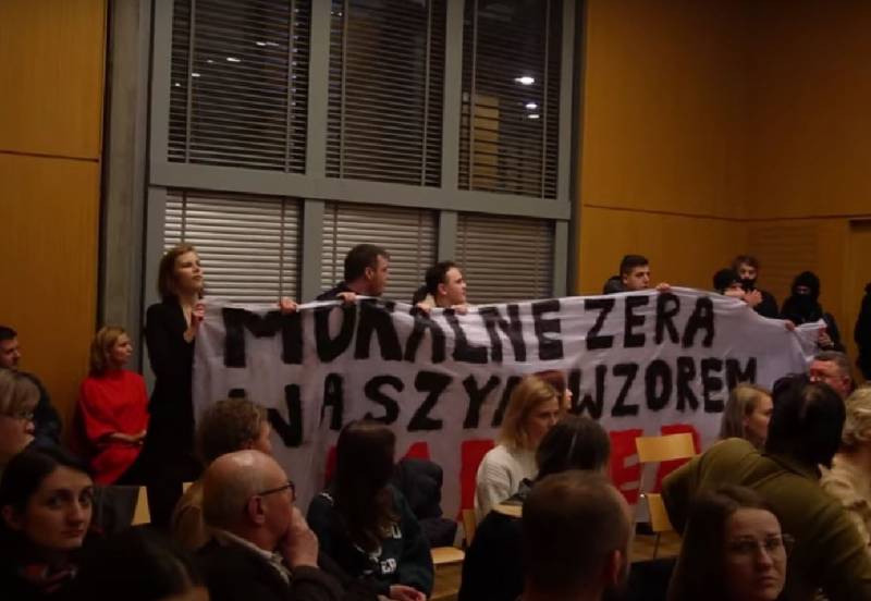Polska aktivister omintetgjorde ett möte i Warszawa med den ukrainska författaren Zabuzhko och hyllade Bandera