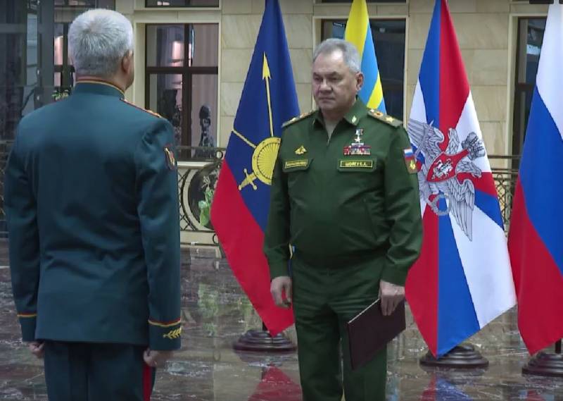 وزیر دفاع شویگو سردوش های جدیدی را به ژنرال های ارتقا یافته و افسران ارشد ارائه کرد