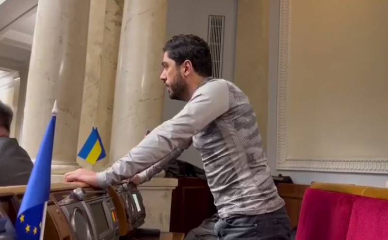 Στην Ουκρανία, ένας βουλευτής τιμωρήθηκε επειδή κατηγόρησε τον επικεφαλής του προεδρικού γραφείου ότι είχε σχέσεις με ρωσικές ειδικές υπηρεσίες