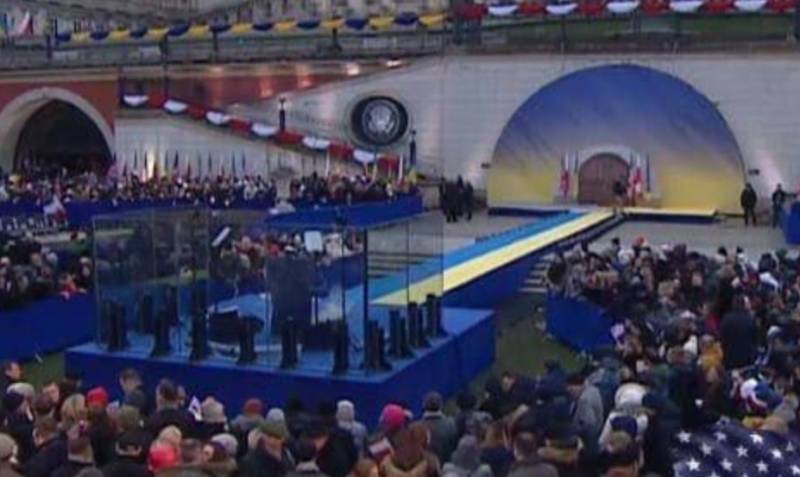 En Polonia, Biden habló en una cápsula blindada, caminando junto a la bandera de Ucrania.