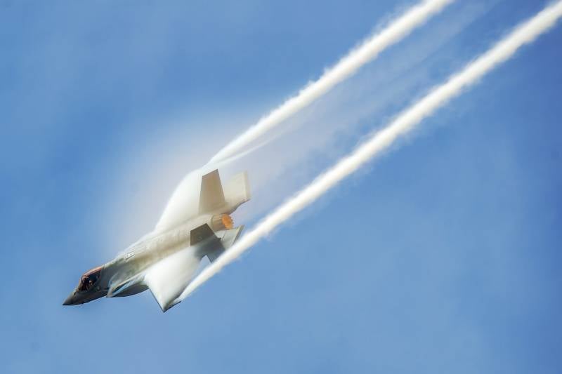 Лётчик не справился с манёвром на вираже: в США раскрыли причину крушения F-35С на авианосце Carl Vinson