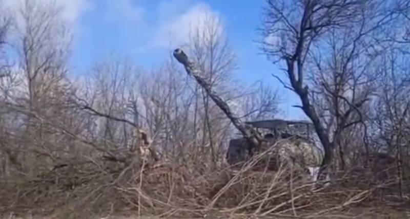 In der Sondereinsatzzone wurde eine russische selbstfahrende Waffe „Msta-S“ mit einem schützenden „Visier“ gesichtet