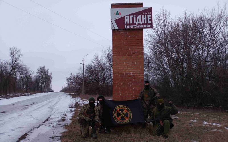 PMC "Wagner"의 병사들은 Artyomovsk 근처의 Yagodnoye 마을을 해방했습니다.