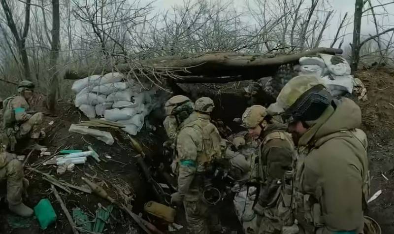 De strijdkrachten van Oekraïne in Artyomovsk hebben nog één spoor over, modderige wegen zijn begonnen op onverharde wegen