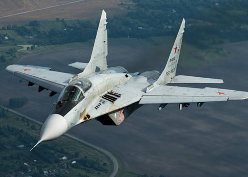 Het Ministerie van Defensie van de Russische Federatie legde de beperkingen op vluchten boven St. Petersburg uit door middel van militaire oefeningen