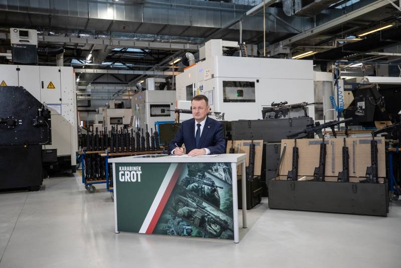 Det polska försvarsministeriet undertecknade ett kontrakt för leverans av ett parti inhemska automatgevär GROT