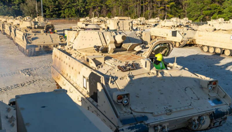 La US Transportation Administration ha caricato i veicoli da combattimento della fanteria Bradley destinati all'Ucraina per il trasporto marittimo