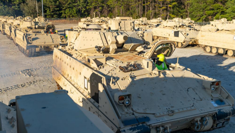 Die US-Transportbehörde hat die für die Ukraine bestimmten Bradley-Schützenpanzer für den Seetransport verladen