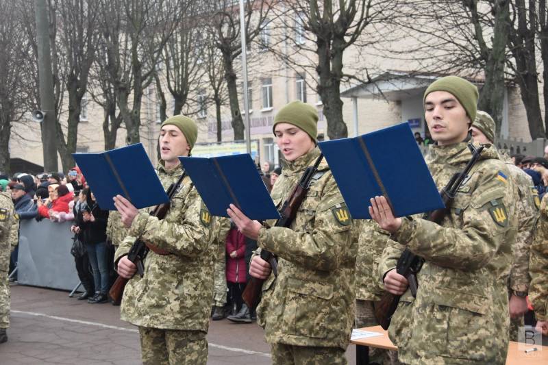 Kiev sänder ut värnpliktiga till Donbass för att rädda de operativa reserverna för Ukrainas väpnade styrkor