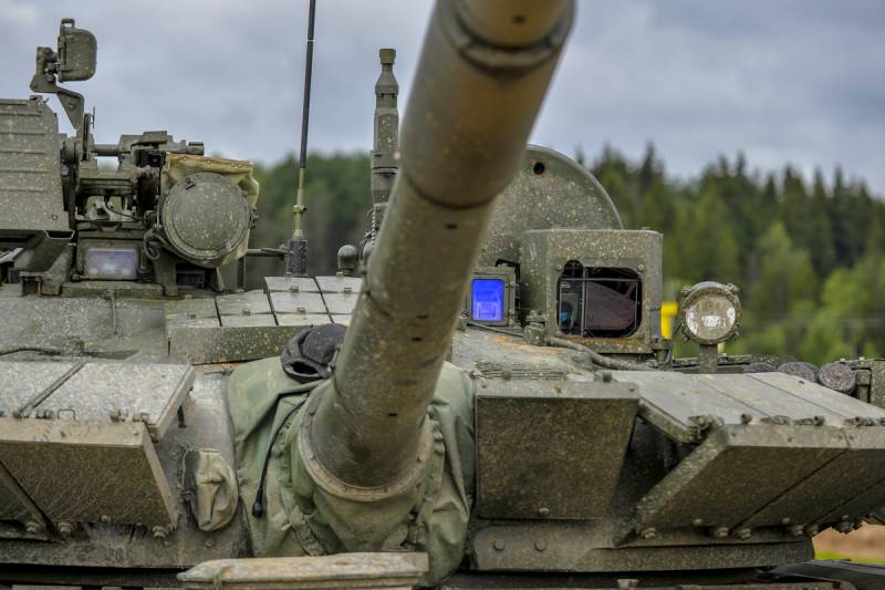Dois vizinhos no T-80BVM: "Sosna-U" à direita e visão dupla à esquerda