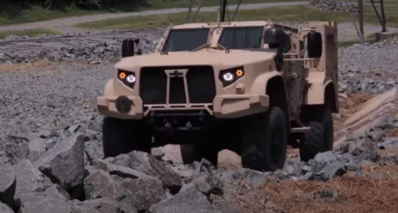 Die US-Armee versucht, Geld zu sparen, indem sie erneut um die Produktion von leichten taktischen Fahrzeugen JLTV konkurriert