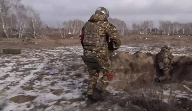 러시아 공격 그룹은 Kremennaya시 서쪽에있는 Zhuravka의 작은 빔에서 적을 제압했습니다.