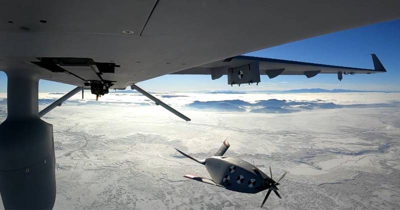 Eaglet 无人机从另一架在美国测试的无人机发射