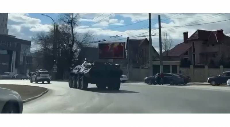 目击者提请注意装甲运兵车在基希讷乌街道上的移动