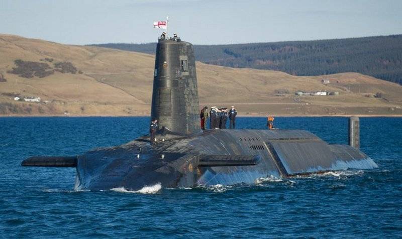 Edisi Inggris: Sajrone ndandani reaktor nuklir kapal selam nuklir strategis HMS Vanguard, para pekerja nggunakake superglue