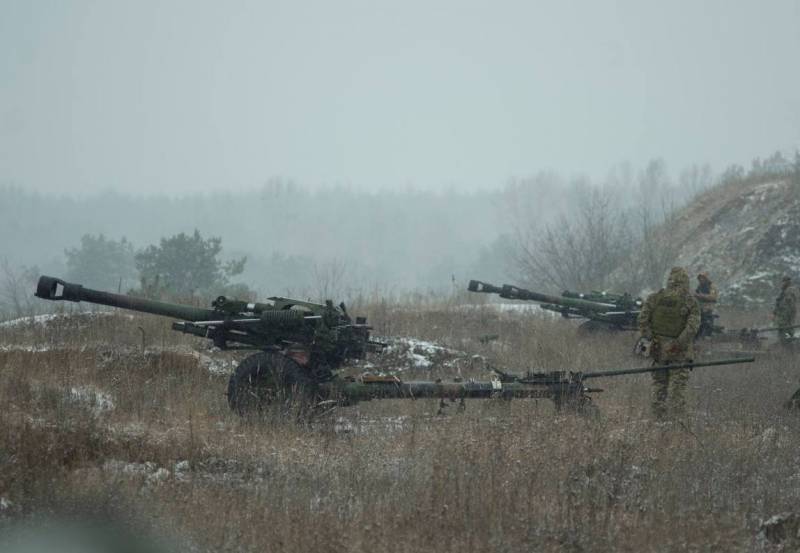 미군이 공급하는 가벼운 105mm M119A3 곡사포는 디지털 사격 통제 시스템이 없는 것으로 밝혀졌습니다.