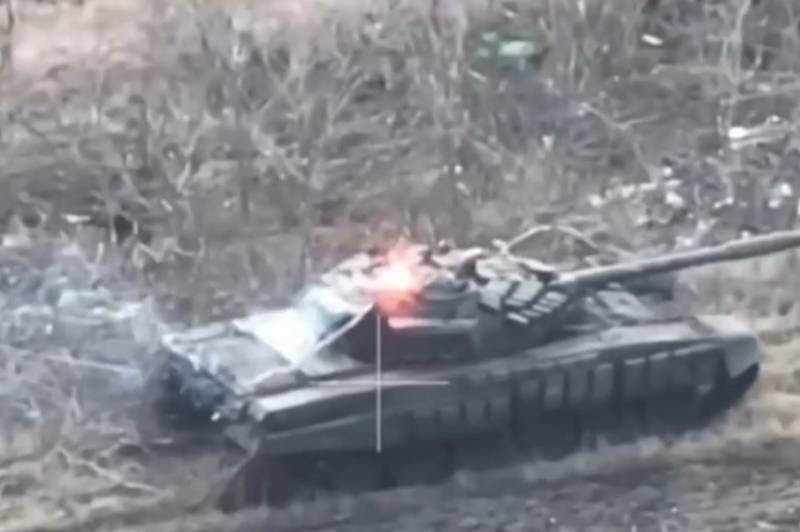 Een vijandelijke granaatwerper ketste af op een Russische tankkoepel
