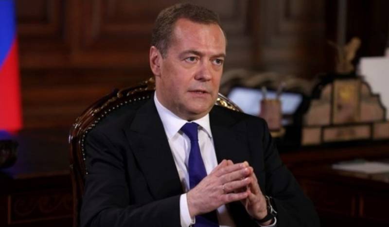 Dmitri Medvedev: Venäjä kohtaa jälleen kokonaisen erilaisten vihollisten imperiumin, joita yhdistävät uusfasismin ideat