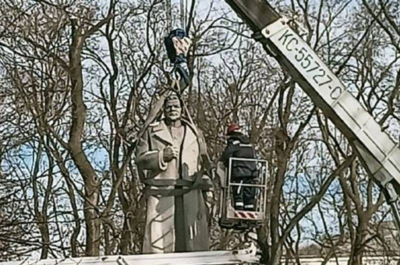 Monumen Jenderal Vatutin, yang membebaskan kota dari penjajah Nazi, sedang dihancurkan di Kyiv