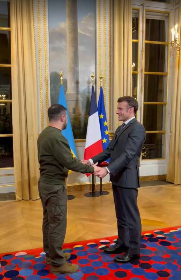 رئیس جمهور فرانسه نشان لژیون افتخار را به زلنسکی رئیس رژیم کیف اعطا کرد.