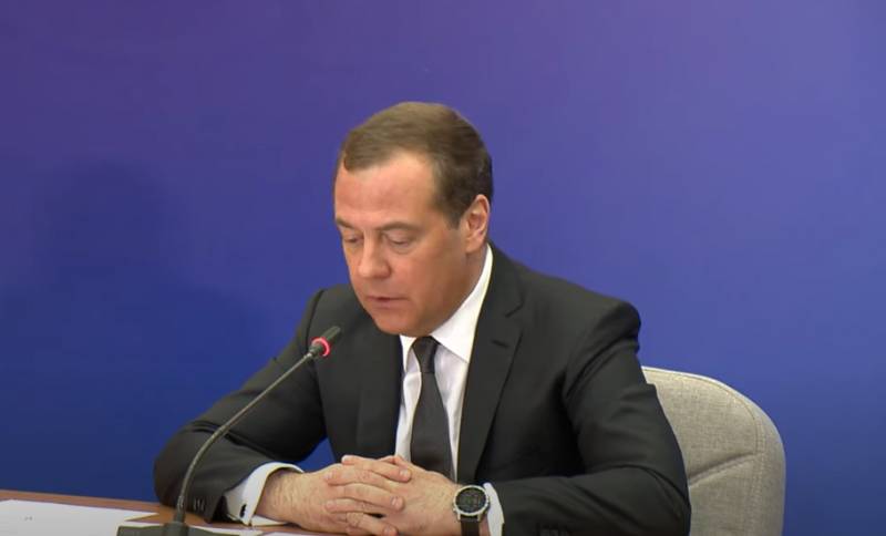 Wakil Ketua Dewan Keamanan Medvedev: "Penting untuk memindahkan perbatasan ancaman ke Rusia sejauh mungkin, bahkan jika itu adalah perbatasan Polandia"