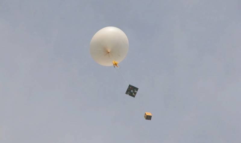 Een neergehaalde ballon van de Amerikaanse luchtmacht boven Alaska zou gemaakt kunnen zijn in een mok voor het modelleren van een amateurvliegtuig