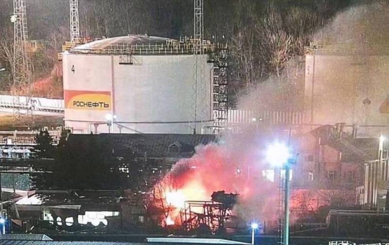 晚上在Tuapse，油库领土上响起两声爆炸，起火了